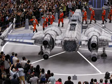 Pengunjung melihat pesawat "x-wing pilots" yang merupakan model pesawat di film Star Wars, Bandara Changi, Singapura, Kamis (12/11/2015). Acara ini bertepatan dengan tur media Star Wars bertema All Nippon Airways ANA R2D2 Boeing 787. (REUTERS/Edgar Su) 