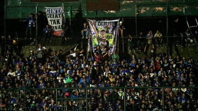 Fans Persib memadati Stadion Siliwangi dalam perkenalan tim. (Liputan6.com / Kukuh Saokani)