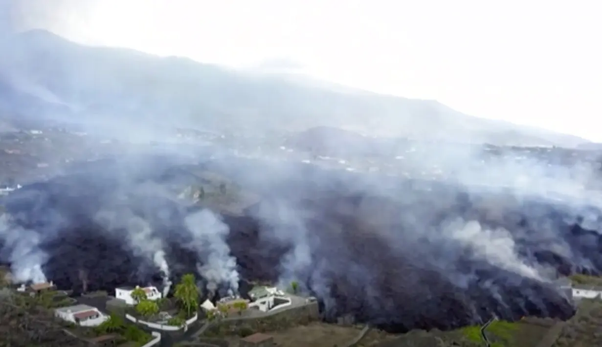 Gambar dari video lava terlihat setelah letusan gunung berapi di La Palma, Spanyol (20/9/2021). Lava menghancurkan segala sesuatu di jalurnya tetapi evakuasi segera membantu menghindari korban setelah letusan hari Minggu. (OVERON via AP)