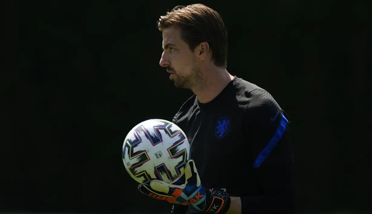 Tim Krul. Kiper berusia 33 tahun ini juga anggota skuat Norwich City yang promosi ke Premier League musim depan. Di Euro 2020 bersama Timnas Belanda, ia belum diturunkan di dua laga yang sudah dimainkan karena menjadi cadangan dari Maarten Stekelenburg. (Foto: AP/Peter Dejong)