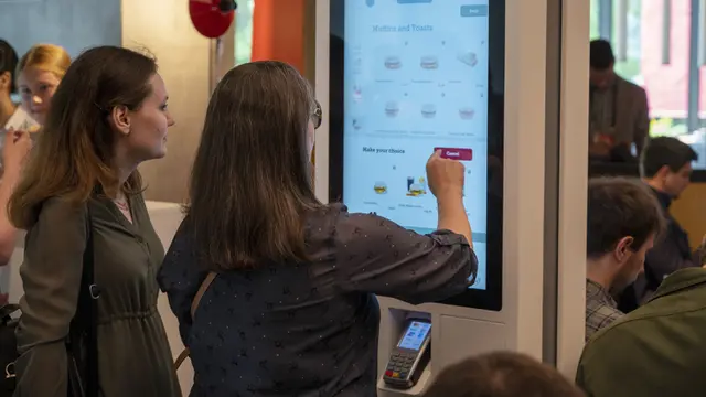FOTO: Restoran Pengganti McDonald's Pertama Dibuka di Rusia