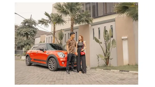 10 Potret Rumah Tom Liwafa, Mewah dan Punya Garasi Bak Showroom Mobil