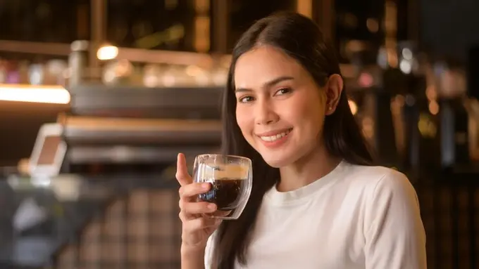 Ilustrasi minum kopi americano/freepik.com/tonefotografia