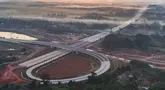 Foto udara pembangunan jalan tol Serpong-Balaraja (Serbaraja) seksi 1B CBD di Legok, Tangerang, Banten. Senin (1/7/2024). (merdeka.com/Arie Basuki)