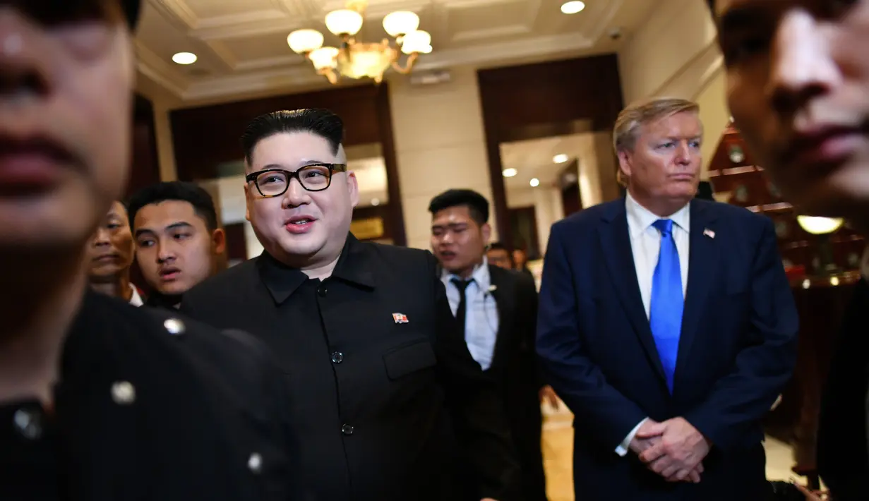 Peniru pemimpin Korut Kim Jong-un, Howard X dan peniru Presiden AS Donald Trump, Dennis Alan berada di dalam Gedung Opera, Vietnam  (22/2). Howard X pernah melakukan hal serupa di tengah kunjungan Trump-Kim di Singapura 2018. (AFP Photo/Manan Vatsyayana)