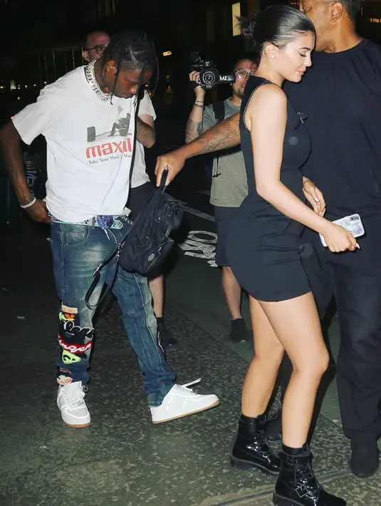 Kylie Jenner kini merasa sangat dicintai karena Travis Scott ingin bersamanya menjalani tur. (instagram/kyandtravis)