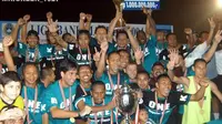 Para pemain dan staf pelatih Persebaya Surabaya merayakan keberhasilan menjuarai Liga Indonesia 2004. (Dok. Persebaya Surabaya)