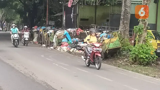 Tumpukan sampah di TPS Jalan Kepiting, Kelurahan Sobo Banyuwangi sejak beberapa hari ini (Hermawan Arifianto/Liputan6.com)