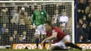 John O'Shea mengambil alih posisi kiper setelah Edwin van der Sar mengalami cedera di saat-saat akhir laga tandang Manchester United menghadapi Tottenham Hotspur di White Hart Lane pada 2007. (AFP/Chris Young)