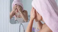 Seorang perempuan sedang mencuci mukanya di wastafel (Foto Dok: Freepik/jcomp).