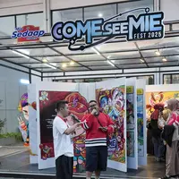 Willy Winarko bersama Fery Woketoon di keseruan Armie Sedaap Launching Party di booth Armie Sedaap Giant Comic. (c) Istimewa