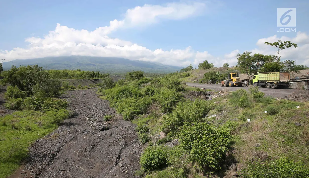 Truk terlihat di dekat jalur bekas lahar letusan Gunung Agung 1963 di Kubu, Karangasem, Bali, Kamis (7/12). Letusan Gunung Agung pada tahun 1963 menyisakan berbagai material di kawasan tersebut, seperti batu dan pasir. (Liputan6.com/Immanuel Antonius)