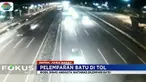 Kaca mobil depan pecah terkena batu yang diduga dilempar dari arah atas jembatan
