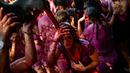 Peserta diguyur anggur merah saat ambil bagian dalam perang anggur di Haro, Spanyol utara, Sabtu (29/6/2019). Ratusan orang berpartisipasi dalam pertempuran musim panas yang terkenal ini dengan menumpahkan ribuan liter anggur merah atau wine ke tubuh peserta satu sama lain. (AP/Alvaro Barrientos)