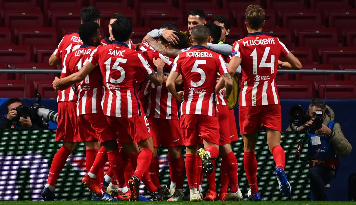 Pemain Atletico Madrid merayakan gol yang dicetak Joao Felix ke gawang Salzburg pada laga Liga Champions 2020/2021 di Estadio Wanda Metropolitano, Rabu (28/10/2020) dini hari WIB. Atletico Madrid menang 3-2 atas Salzburg. (AFP/Gabriel Bouys)
