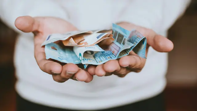 Ilustrasi menerima bantuan finansial.