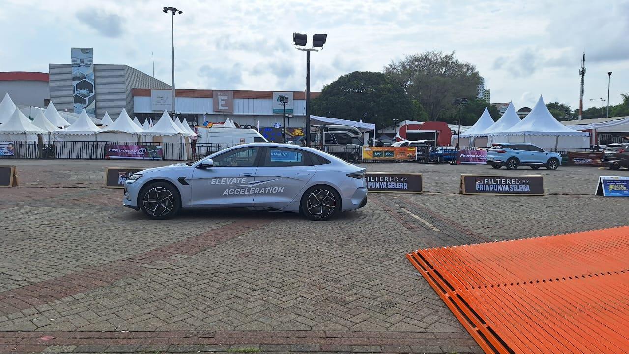 Datang ke IIMS 2024 Bisa Sambil Nyobain Mobil Listrik, Begini Caranya (Arief A/Liputan6.com)