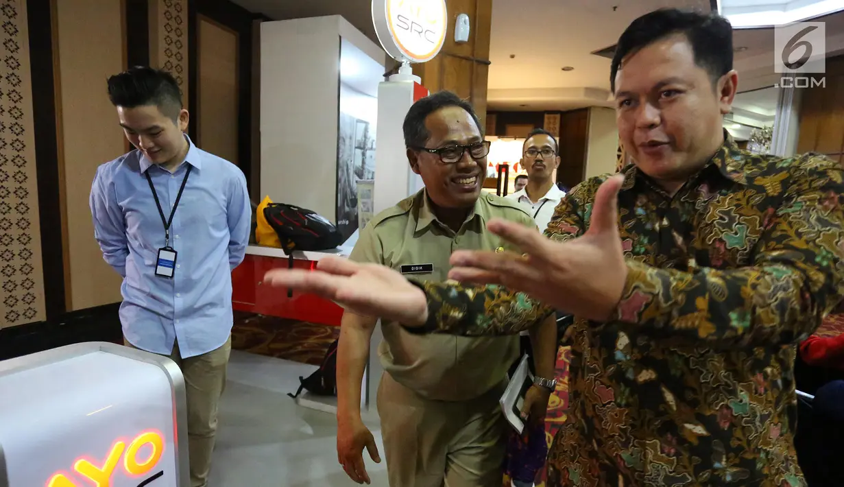 Manager Hubungan Daerah & CSR PT HM Sampoerna Tbk, Arief Triastika (kanan) didampingi Didik Djoenaedi meninjau produk unggulan pelaku UKM binaan Pusat Pelatihan Kewirausahaan (PPK) Sampoerna di Jakarta, Selasa (18/12). (Liputan6.com/HO/Ading)