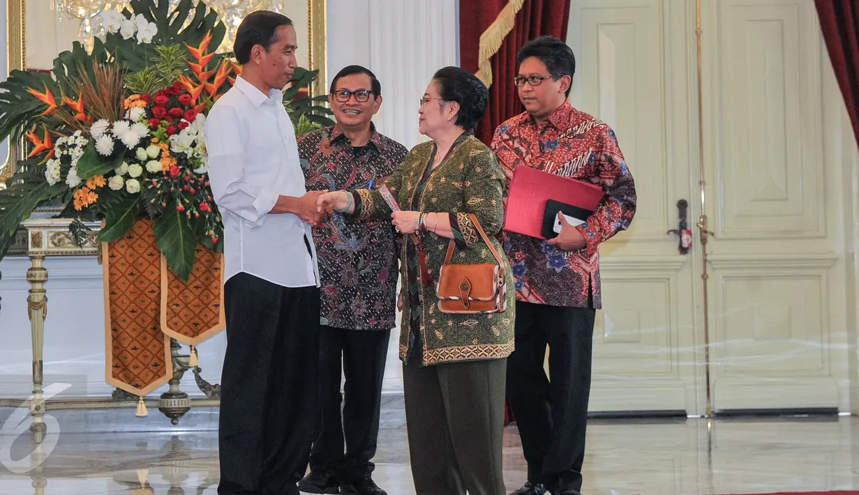 Presiden Joko Widodo (kiri) saat menyambut kedatangan Umum PDI Perjuangan Megawati Soekarnoputri di Istana Merdeka, Jakarta, Sabtu (24/10/2015). Masalah - masalah nasional terkini ikut dibahas dalam pertemuan ini. (Liputan6.com/ Faizal Fanani)