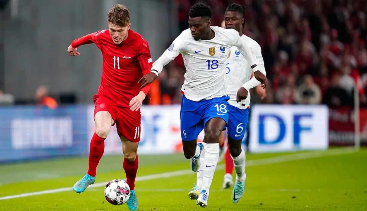 Pemain Denmark Andreas Skov Olsen (kiri) mengejar bola dengan pemain Prancis Benoit Badiashile pada pertandingan sepak bola UEFA Nations League di Parken Stadium, Kopenhagen, Denmark, 25 September 2022. Denmark mengalahkan Prancis dengan skor 2-0. (Liselotte Sabroe/Ritzau Scanpix via AP)