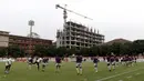 Para pemain PSM Makassar membentuk lingkaran saat latihan di Stadion PTIK, Jakarta, Minggu (2/12). Latihan ini persiapan jelang laga Liga 1 melawan Bhayangkara FC. (Bola.com/Yoppy Renato)