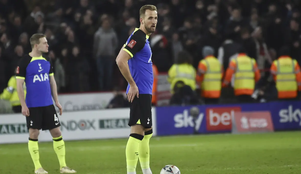 Pemian Tottenham Hotspur, Harry Kane, tampak kecewa setelah ditaklukkan Sheffield United pada laga Piala FA di Stadion Bramall Lane, Kamis (2/3/2023). Pada menit ke-79, mimpi buruk untuk Tottenham Hotspur datang, Iliman Ndiaye mencetak gol ke gawang Fraser Forster. (AP Photo/Rui Vieira)