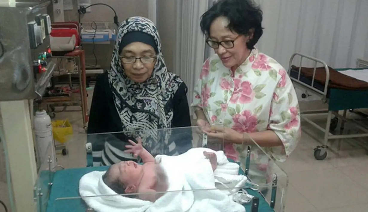 Ratusan pengikut dalam instagramnya menyukai foto tersebut. Begitu juga dengan ucapan selamat, dan doa menjadi anak soleha membanjiri laman komentar pasangan yang menikah sejak 2009 itu. (dok. Intagram/gary_iskak)