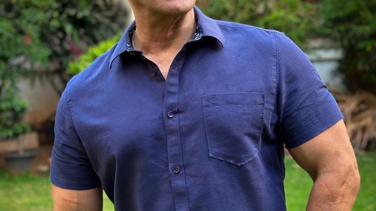 Salman Khan merayakan Lebaran bersama keluarga tercinta.
