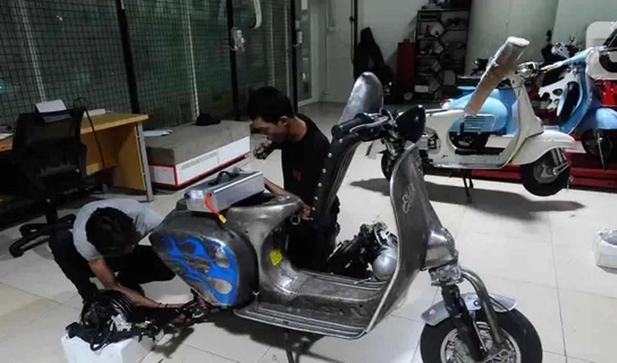 Terdapat pertimbangan bahwa pemberian insentif motor listrik harusnya hanya berdasarkan KTP atau nomor induk kependudukan.