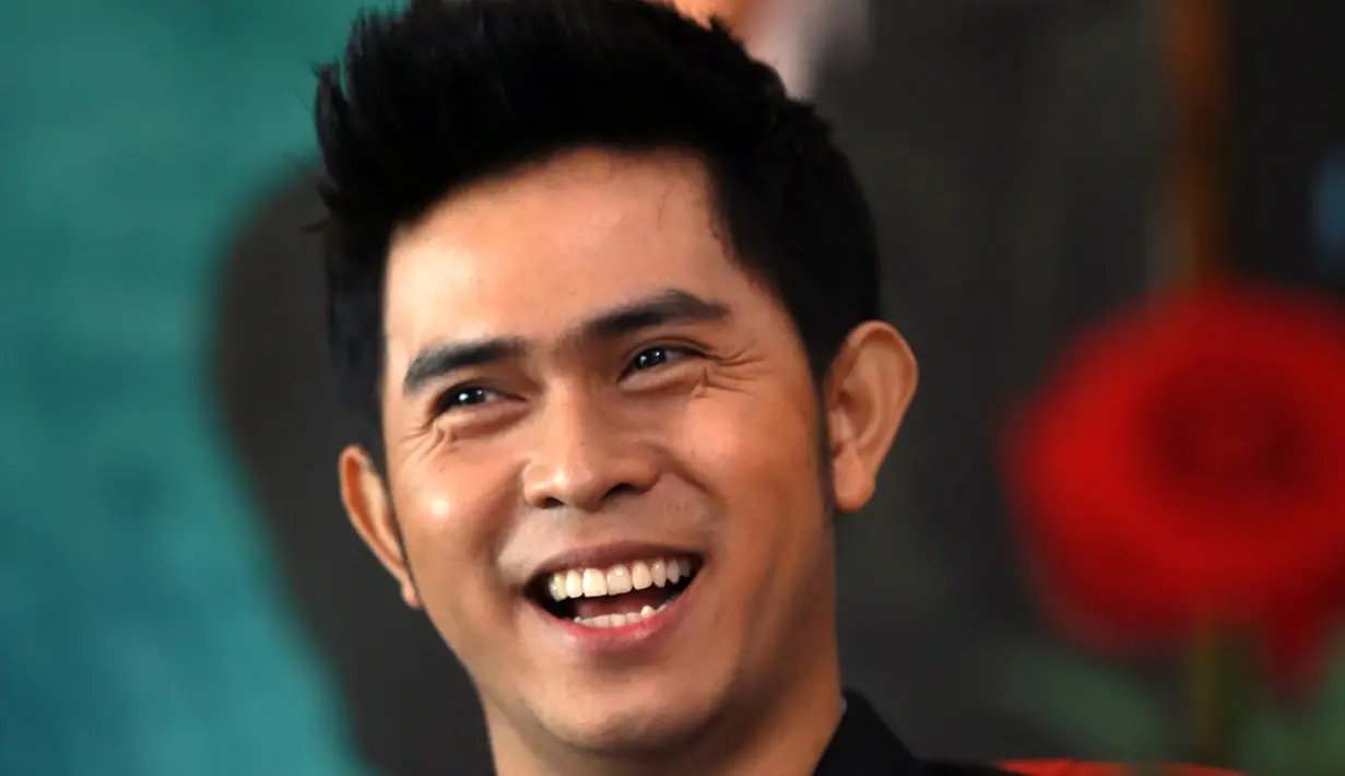 Pertemuan keduanya dengan Habibie, membuat kesan tersendiri bagi Cakra. Apalagi usai membawakan lagu tersebut ia dipuji oleh Habibie. (Adrian Putra/Bintang.com)