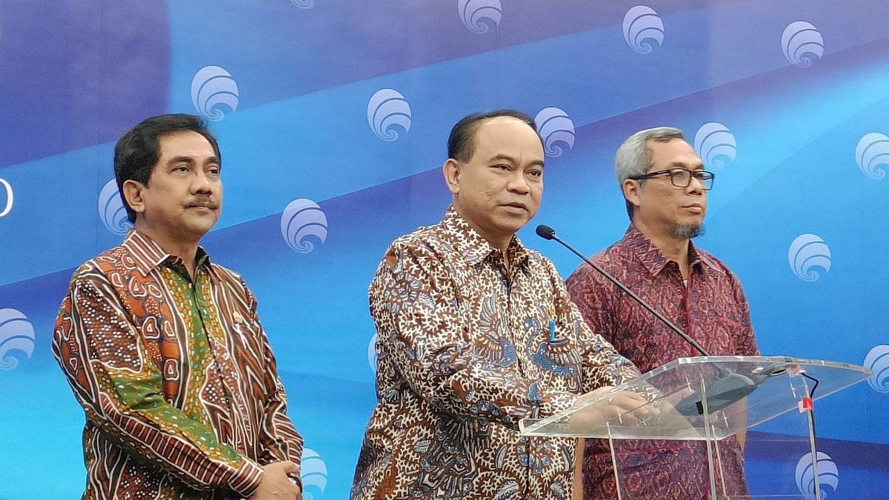 Menteri Komunikasi dan Informatika (Menkominfo) Budi Arie Setiadi mengatakan mengkaji fenomena cross border di TikTok Shop Indonesia melalui Project S-TikTok Shop yang akan berdampak ke UMKM lokal.