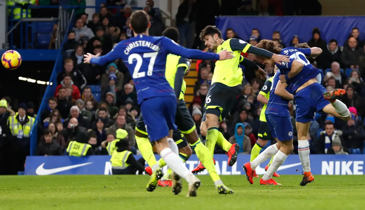 Pemain Chelsea, David Luiz (kanan) mencetak gol ke gawang Huddersfield Town saat bertanding dalam lanjutan Liga Inggris di Stadion Stamford Bridge, London, Sabtu (2/2). Chelsea membantai Huddersfield Town 5-0. (AP Photo/Alastair Grant)