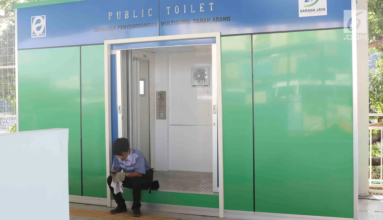 Toilet di jembatan penyeberangan multiguna (JPM) atau Skybridge Tanah Abang, Jakarta, Jumat (7/12). Warga yang menggunakan toliet Skybridge Tanah Abang dikenakan biaya Rp 2.000. (Liputan6.com/Immanuel Antonius)