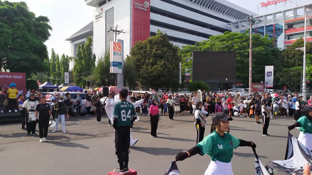 Foto: Maskot Piala Dunia 2022 La'eeb Ikut Meriahkan Car Free Day di Semarang dan Bandung