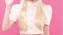 Sabrina Chairunnisa terlihat berbeda saat cosplay jadi Barbie. Ia kenakan two piece knitwear dan rok mini dipadukan dengan rambut blonde [@sabrinachairunnisa_]