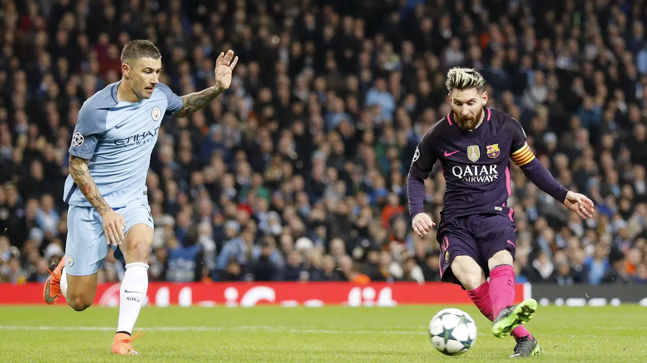 Striker Barcelona Lionel Messi saat mencetak gol ke gawang Manchester City (Reuters / Darren Staples)