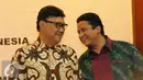 Mendagri Thahjo Kumolo (kiri) berbincang dengan Ketua Bawaslu Muhammad jelang penandatangan nota kesepahaman netralitas aparatur sipil negara di Jakarta, Jumat (2/10/2015). Penantanganan MoU terkait Pilkada Serentak 2015. (Liputan6.com/Helmi Fithriansyah)