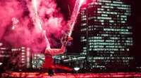 Dua breakdancer asal Jerman mempertunjukkan keterampilannya yang cukup mengesankan di malam tahun baru.