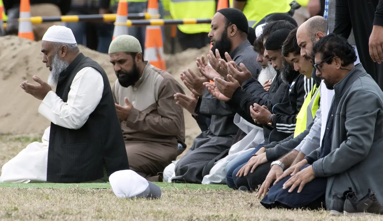 Sejumlah pelayat berdoa saat menghadiri pemakaman Daoud Nabi di Memorial Park Cemetery, Christchurch, Selandia Baru, Kamis (21/3). Daoud Nabi menjadi satu dari 50 korban dalam serangan kembar masjid di Christchurch pada pekan lalu. (Marty MELVILLE/AFP)