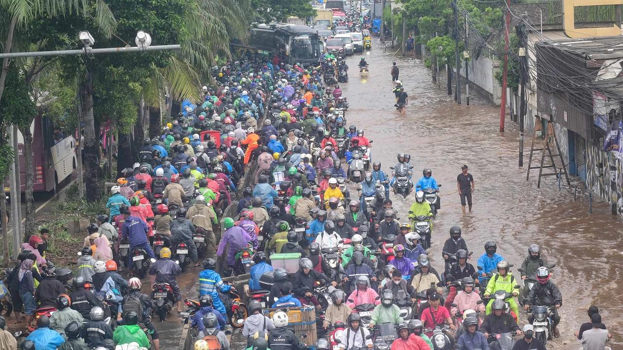 FOTO: Ratusan Pemotor Antre Menembus Banjir di Jalan Daan Mogot Jakbar