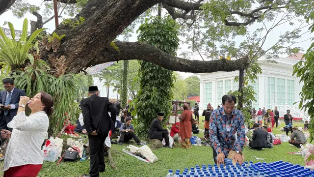 Halaman belakang Istana Merdeka Jakarta berubah layaknya tempat wisata kuliner usai upacara peringatan Detik-detik Proklamasi Kemerdekaan RI, Minggu (17/8/2025).