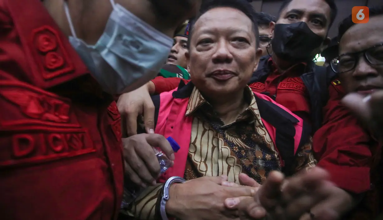 Mantan Jampidsus Kejaksaan Agung Febrie Adriansyah tiba di ruang sidang untuk menjalani sidang perdana kasus dugaan korupsi dan tindak pidana pencucian uang (TPPU) di Pengadilan Tipikor Jakarta Pusat, Rabu (7/10/2026). Dalam dakwaan, jaksa mengungkap dugaan penerimaan uang mencapai Rp346,7 miliar dan 440.990 dolar AS. (KLY/Budy Santoso)