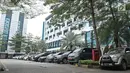 Kendaraan terparkir di dekat gedung RS Cipto Mangunkusumo (RSCM) Kencana, Jakarta, Minggu (19/11). Ketua DPR, Setya Novanto sendiri yang terbaring di kamar 705 VIP Gedung Kencana tak banyak menerima kunjungan hari ini. (Liputan6.com/Herman Zakharia)
