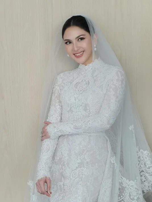 Jessica Mila memilih tampilan riasan natural namun tetap glam. Dengan warna-warna lembut dan nada netral yang ideal. [Foto: Instagram @cherryjks]