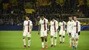 Pemain Paris Saint-Germain tertunduk usai kalah atas Borussia Dortmund pada leg pertama 16 besar Liga Champions di Signal Iduna Park, Dortmund, Rabu (19/2) dini hari WIB. Dortmund menang 2-1 atas PSG. (AFP/Ina Fassbender)