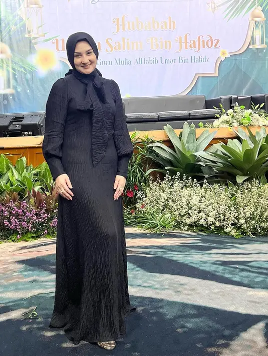 Satu lagi yang terbaru, penampilan Mona Ratuliu di kajian Umi Pipik. Ia mengenakan all black outfit. [Foto: Instagram/monaratuliu]