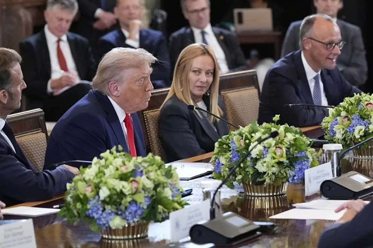 Presiden Emmanuel Macron (kiri), Presiden Donald Trump, Perdana Menteri Italia Giorgia Meloni, dan Kanselir Jerman Friedrich Merz dalam pertemuan dengan Presiden Ukraina Volodymyr Zelenskyy di East Room, Gedung Putih, Senin (18/8/2025).