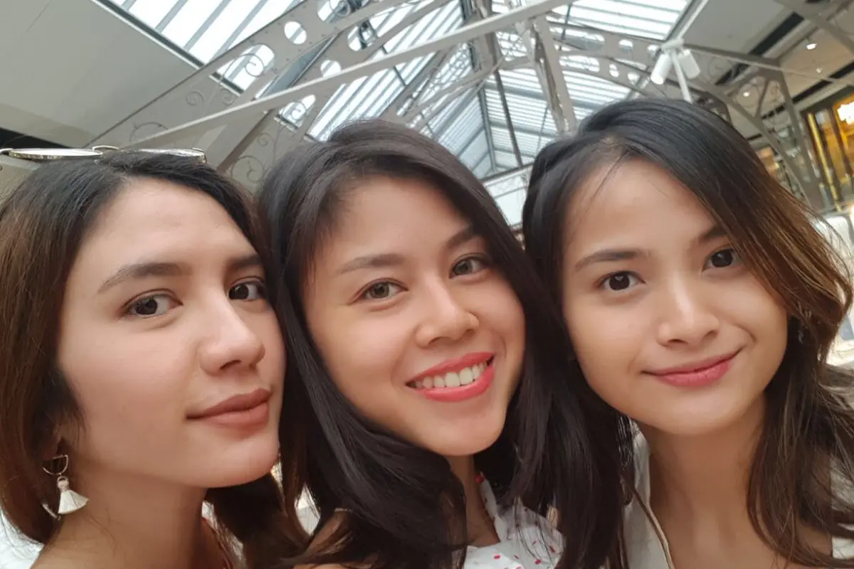 [Bintang] Cantik Bukan Main, Gaya Girl Squad Acha Septriasa yang Gemesin