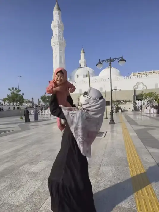 Mereka pun terlihat sangat bahagia saat umrah bersama. Apalagi Ria Ricis selalu ada di samping sang buah hati