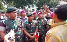 VIDEO: Momen Jenderal TNI Beraksi di Tengah-Tengah Massa Emosi Depan Markas Brimob, Tenangkan Pendemo
